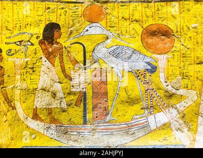 Patrimonio Mondiale dell'UNESCO, Tebe in Egitto, Deir el Medineh, tomba di Irynefer. Il Benou, su una corteccia solare con il papiro umbels. Foto Stock