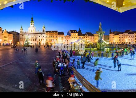 Ceske Budejovice (Budweis): Piazza Fontana Sansone, Municipio Mercatino di Natale, la pista di pattinaggio sul ghiaccio , Jihocesky, Südböhmen, Boemia del Sud, ceco Foto Stock