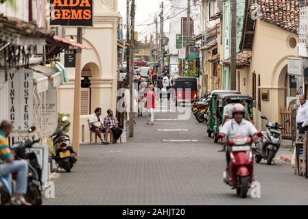 Galle, Sri Lanka. 2019 Nov 19 : Main Street view in Forte Galle nella baia di Galle sulla costa sud-ovest dello Sri Lanka. Foto Stock