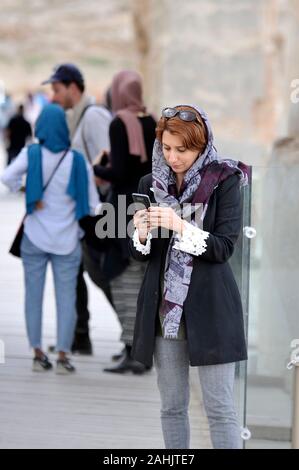 I turisti in visita alla città antica di Persepolis, far Provincia, Iran Foto Stock