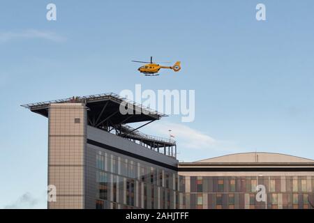 Scottish Air Ambulance ambulanza Airbus elicottero G-SASS al di sopra del tetto elipad presso la Queen Elizabeth University Hospital, Glasgow, Scotland, Regno Unito Foto Stock