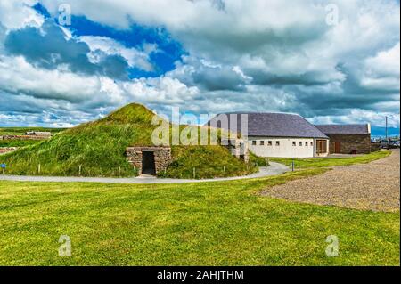 Il Skara Brae Visitor Center e alla replica della età della pietra casa sulle isole Orcadi Scozia Foto Stock