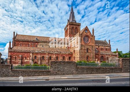 San Magnus Cathedral nel centro di Kirkwall sulla terraferma di Orkney in Scozia UK Foto Stock