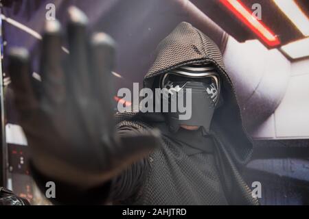 Appassionati di Star Wars vestito come Kylo Ren durante un fan di Star Wars Forcecon meeting 2019. Wejherowo, Polonia. 21 dicembre 2019 © Wojciech Strozyk / Alamy Stoc Foto Stock