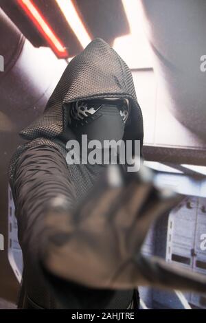 Appassionati di Star Wars vestito come Kylo Ren durante un fan di Star Wars Forcecon meeting 2019. Wejherowo, Polonia. 21 dicembre 2019 © Wojciech Strozyk / Alamy Stoc Foto Stock