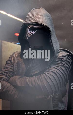 Appassionati di Star Wars vestito come Kylo Ren durante un fan di Star Wars Forcecon meeting 2019. Wejherowo, Polonia. 21 dicembre 2019 © Wojciech Strozyk / Alamy Stoc Foto Stock