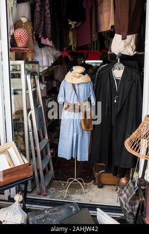 Parigi, Francia - Luglio 06, 2019: Marché aux Puces de Saint-Ouen, St-Ouen Mercato delle Pulci,XVIII arrondissement di Parigi. Foto Stock