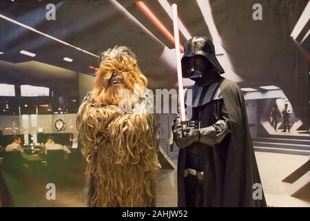 I fan di Star Wars vestito come Darth Vader e Chewbecca durante un fan di Star Wars Forcecon meeting 2019. Wejherowo, Polonia. 21 dicembre 2019 © Wojciech St Foto Stock