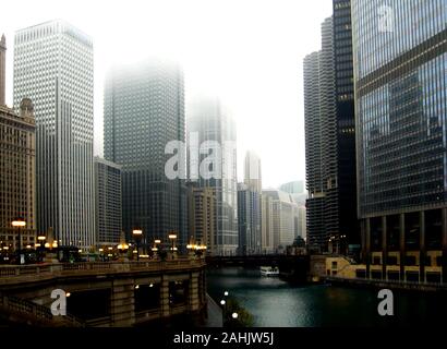 Centro di Chicago nel mese di novembre. Il fiume Chicago, i grattacieli, le torri degli uffici in vetro e il ponte. il canale verde e le luci della strada gialle. viaggi e turismo Foto Stock