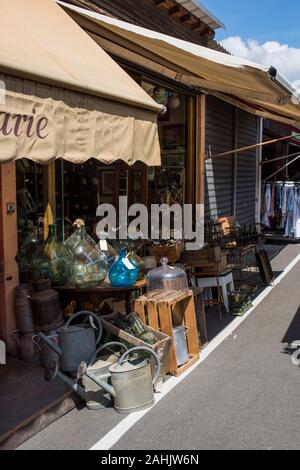 Parigi, Francia - Luglio 06, 2019: Marché aux Puces de Saint-Ouen, St-Ouen Mercato delle Pulci,XVIII arrondissement di Parigi. Foto Stock