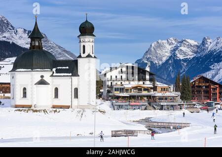 Seefeld in Tirol: chiesa Seekirche, sci di fondo piste, montagna Karwendel nella Olympiaregion Seefeld, Tirolo Tirolo, Austria Foto Stock