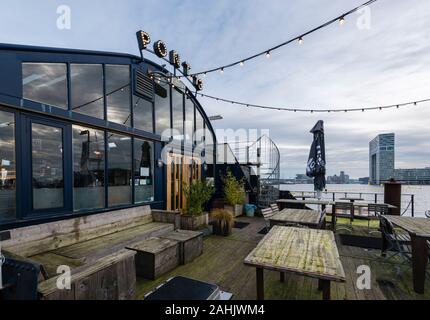 Terrasse di Pont 13, un bar e un ristorante a bordo di una vecchia nave presso Houthavens, una nuova costruzione zona di Amsterdam. Foto Stock