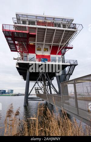 REM Eiland, un ristorante si trova sulla sommità di un ex piattaforma offshore a Houthavens, una nuova costruzione zona di Amsterdam. Foto Stock