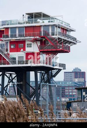 REM Eiland, un ristorante si trova sulla sommità di un ex piattaforma offshore a Houthavens, una nuova costruzione zona di Amsterdam. Foto Stock