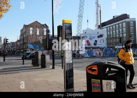 Una vista della vecchia strada su una soleggiata giornata autunnale in Shoreditch Hoxton Londra Nord N1 REGNO UNITO Inghilterra Gran Bretagna KATHY DEWITT Foto Stock