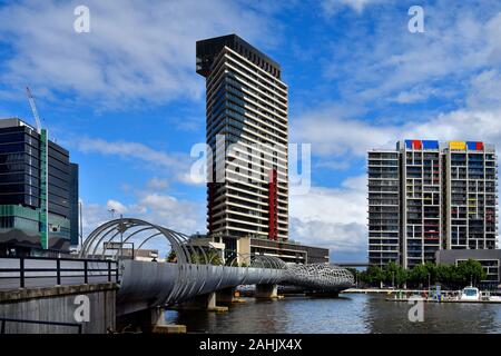 Melbourne, VIC, Australia - 03 Novembre 2017: Webb ponte sul fiume Yarra e moderni edifici residenziali in Yarra's Edge Foto Stock