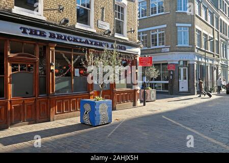 Vista esterna dei muratori Arms pub angolo di Rivington Street e Charlotte Road in Shoreditch Hackney East London EC2 UK Foto Stock