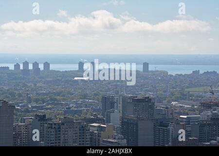 Una vista di Montreal vista dalla cima del Mont Royal, Montreal, Quebec, Canada Foto Stock