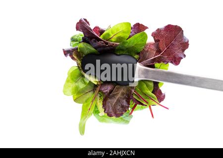 Pinze con mix di foglie di insalata isolato su bianco Foto Stock