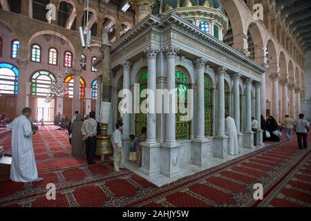 Gli uomini fedeli in preghiera davanti alla tomba di Giovanni Battista in moschea degli omayyä di, Damasco, Siria Foto Stock