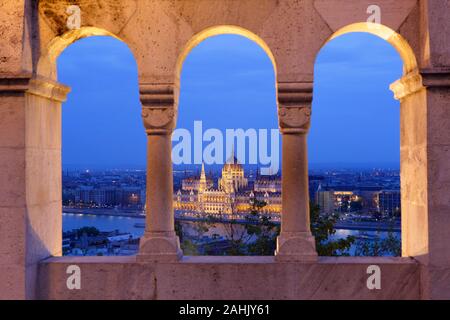 Parlamento ungherese visto dal Bastione del Pescatore, Budapest, Ungheria Foto Stock