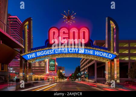 Reno Arch segno a Reno in Nevada, Stati Uniti d'America al tramonto. Reno è la seconda più grande città del Nevada e famosa per il suo casinò e intrattenimento. Foto Stock