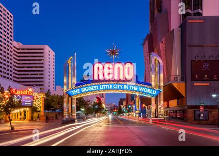 Reno Arch segno di benvenuto a Reno in Nevada, USA. Reno è la seconda più grande città del Nevada e famosa per il suo casinò e intrattenimento. Foto Stock