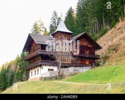 Val d'Ultimo, Italia - 29 Ottobre 2017: tipico Alto Adige house Foto Stock