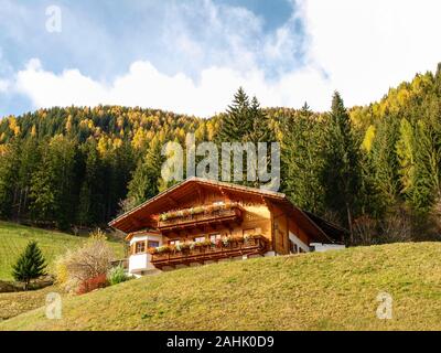 Val d'Ultimo, Italia - 29 Ottobre 2017: tipico Alto Adige house Foto Stock