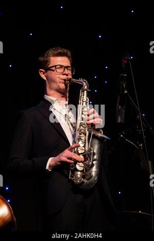 Sean Payne gioca sax alto con Clark Tracey Quintet, Scarborough Jazz Festival 2019 Foto Stock