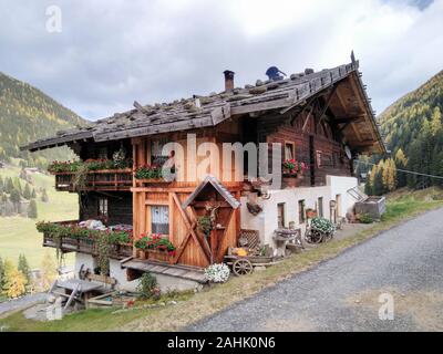 Val d'Ultimo, Italia - 29 Ottobre 2017: tipico Alto Adige house Foto Stock