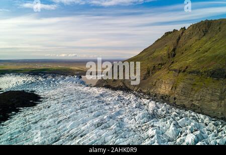 Vista aerea del Glacier - modello con linee diagonali, Sudurland, Islanda Foto Stock