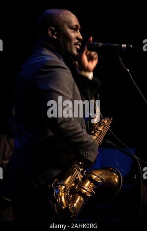 Toni Kofi gioca sax baritono a Scarborough Jazz Festival 2019 Foto Stock