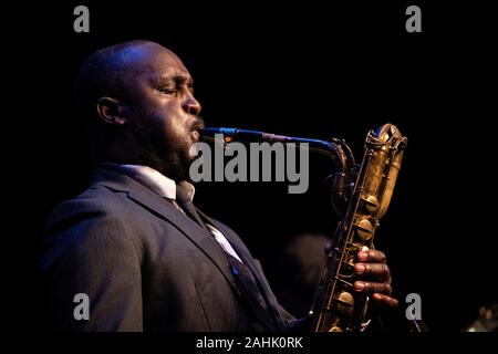 Toni Kofi gioca sax baritono a Scarborough Jazz Festival 2019 Foto Stock