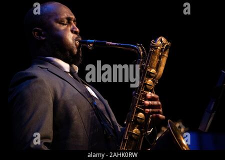 Toni Kofi gioca sax baritono a Scarborough Jazz Festival 2019 Foto Stock