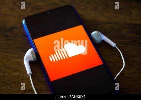 Il Brasile. 30 Dic, 2019. In questa foto illustrazione il logo SoundCloud è visto visualizzata su uno smartphone. Credito: Rafael Henrique SOPA/images/ZUMA filo/Alamy Live News Foto Stock