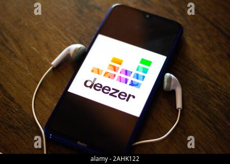 Il Brasile. 30 Dic, 2019. In questa foto illustrazione il Deezer logo è visto visualizzata su uno smartphone. Credito: Rafael Henrique SOPA/images/ZUMA filo/Alamy Live News Foto Stock