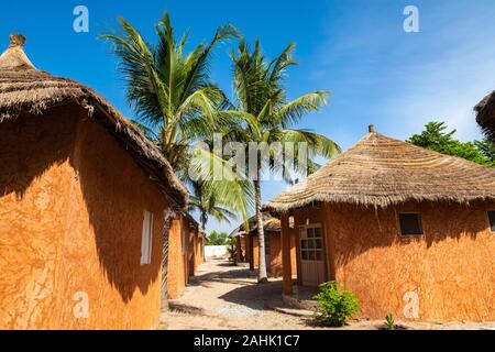 Tradizionali località turistiche in Senegal. Grandi palme verdi. Foto Stock