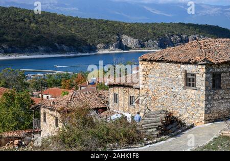 Vecchie case di pietra nel villaggio di Psarades sul lago Prespa in Macedonia, Grecia settentrionale. Foto Stock