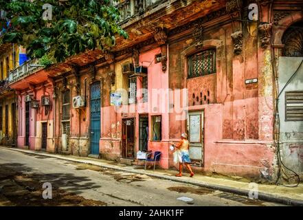 Havana, Cuba, 2019 luglio, donna che cammina lungo la colorata Calle Luz nella parte più antica della città Foto Stock