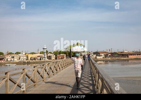 JOAL-FADIOUTH, SENEGAL - NOVEMBRE15, 2019: Ponte sulla storica Fadiauth isola. Il Senegal. Africa occidentale. Foto Stock