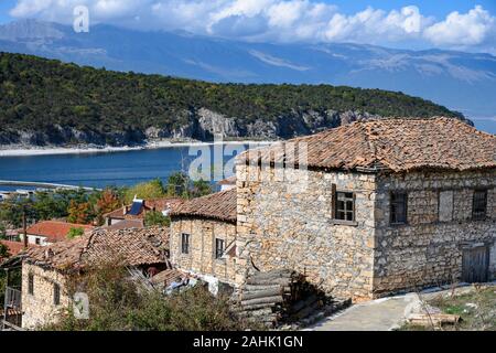 Vecchie case di pietra nel villaggio di Psarades sul lago Prespa in Macedonia, Grecia settentrionale. Foto Stock