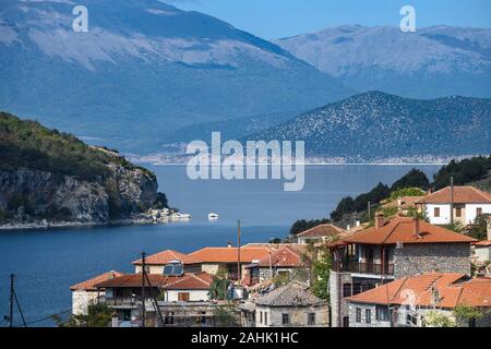 Guardando attraverso il villaggio di Psarades sul lago Prespa in Macedonia, Grecia settentrionale. Foto Stock