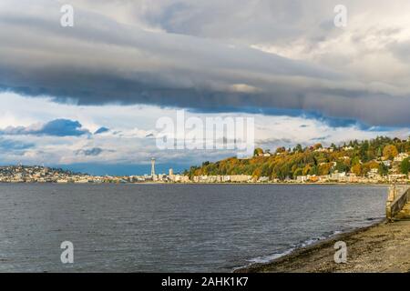 Una vista di condomini ad Alki Beach e la skyline di Seattle.