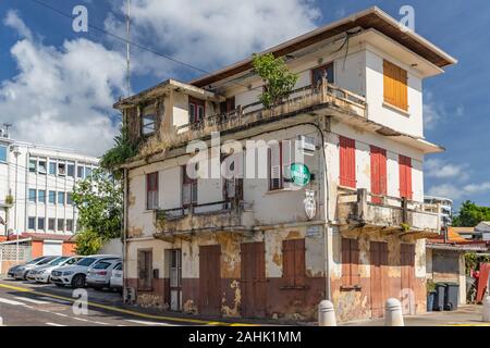 Edificio con balcone in Schoelcher, Martinica, Francia Foto Stock