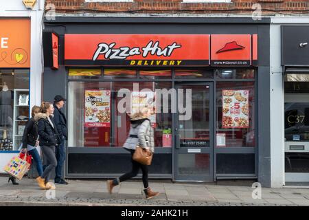 Pizza Hut delivery business nel Regno Unito il centro città con la gente camminare passato Foto Stock