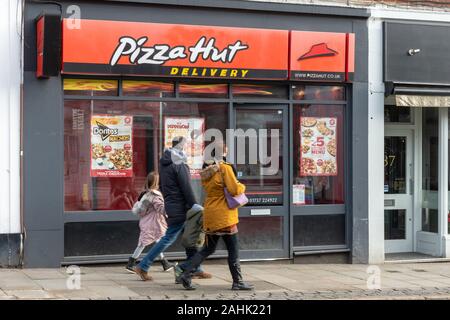 Pizza Hut delivery business nel Regno Unito il centro città con la gente camminare passato Foto Stock