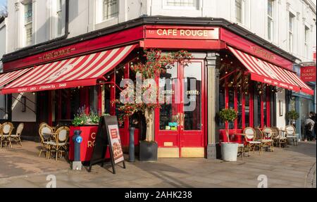 Café Rouge, stile francese ristorante della catena sulla High Street in Reigate centro città, Surrey, England, Regno Unito Foto Stock