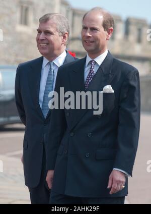 I membri della famiglia reale unire H.M. La regina per il servizio di Pasqua al Castello di Windsor. La principessa Beatrice, Tim Lawrence, Sophie Contessa di Wessex, Princess Anne, la principessa Eugenie, il principe Andréj e Prince Edward nel 2011. Foto Stock