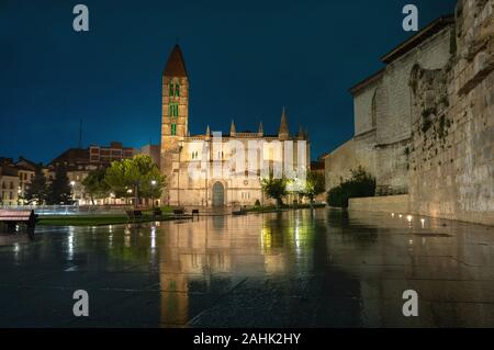 Valladolid, Spagna. Chiesa di Santa Maria la Antigua riflettendo in acqua al tramonto Foto Stock